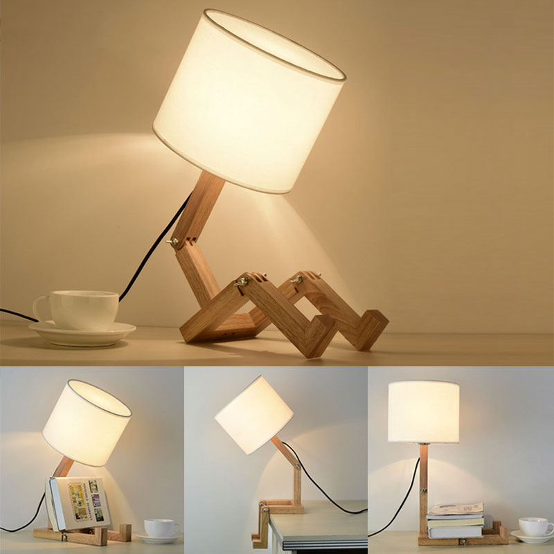 Tischlampe aus Holz in Roboterform