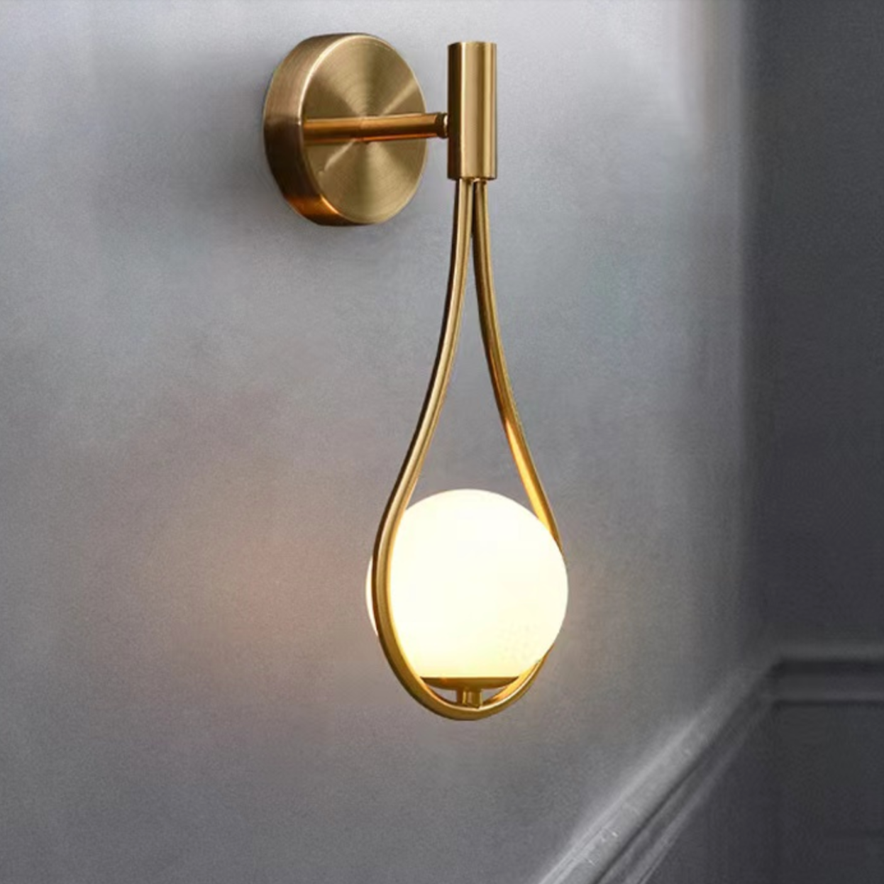 Loop Brass och Sphere Sconce