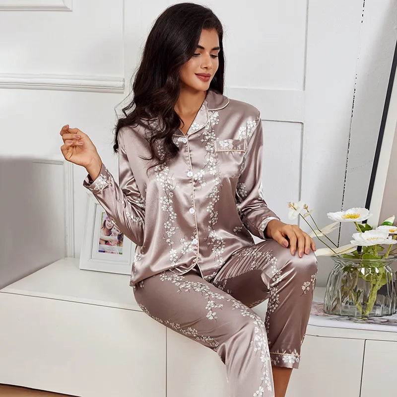 Elegant og hyggeligt satinpyjamassæt med blomsterprint