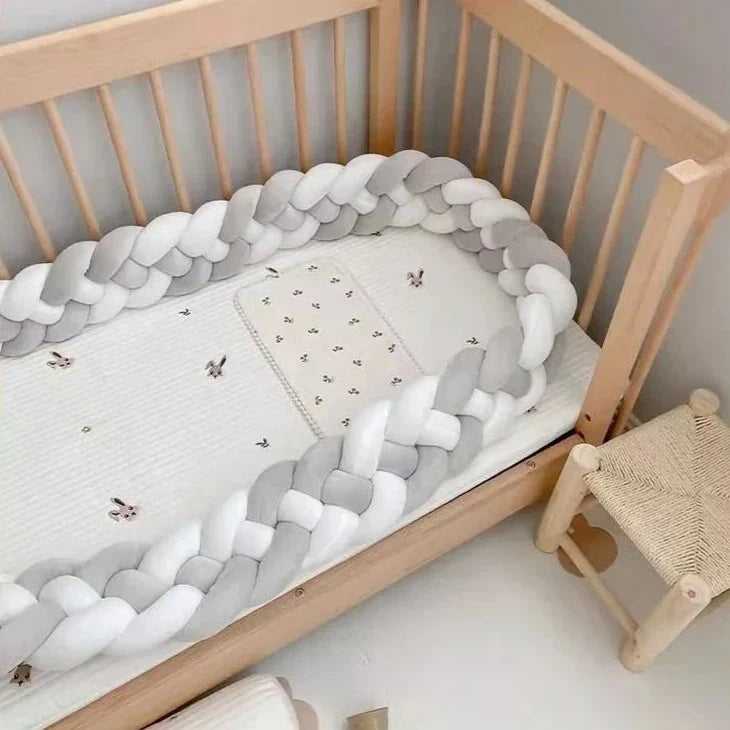 Paracolpi e nido per lettino Baby Knot: bianco, grigio chiaro e grigio scuro