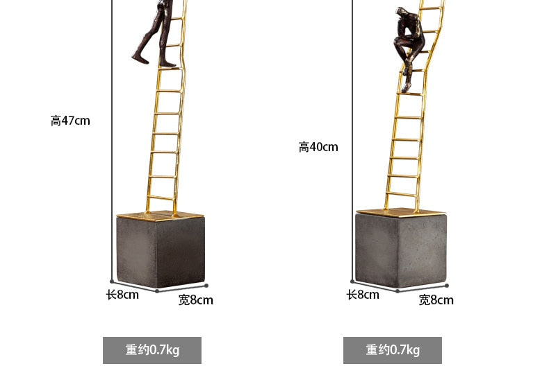 Penseur assis sur des sculptures et des statues d'escaliers dorés pour la décoration