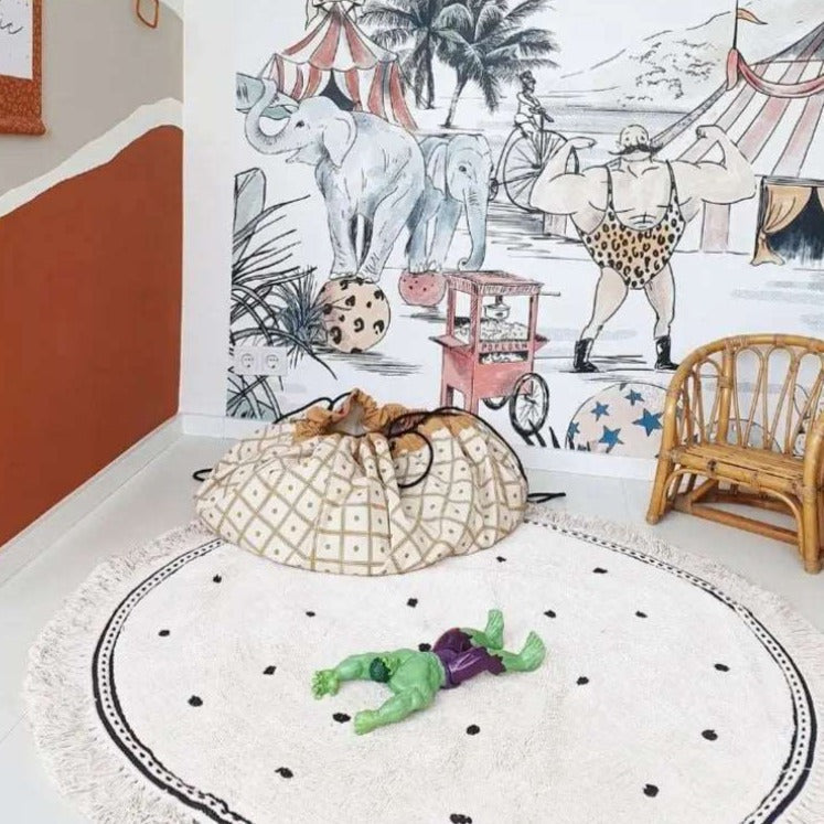 Tapis de jeu blanc doux pour chambre d'enfant avec détails à pois et pompons - Rose et noir