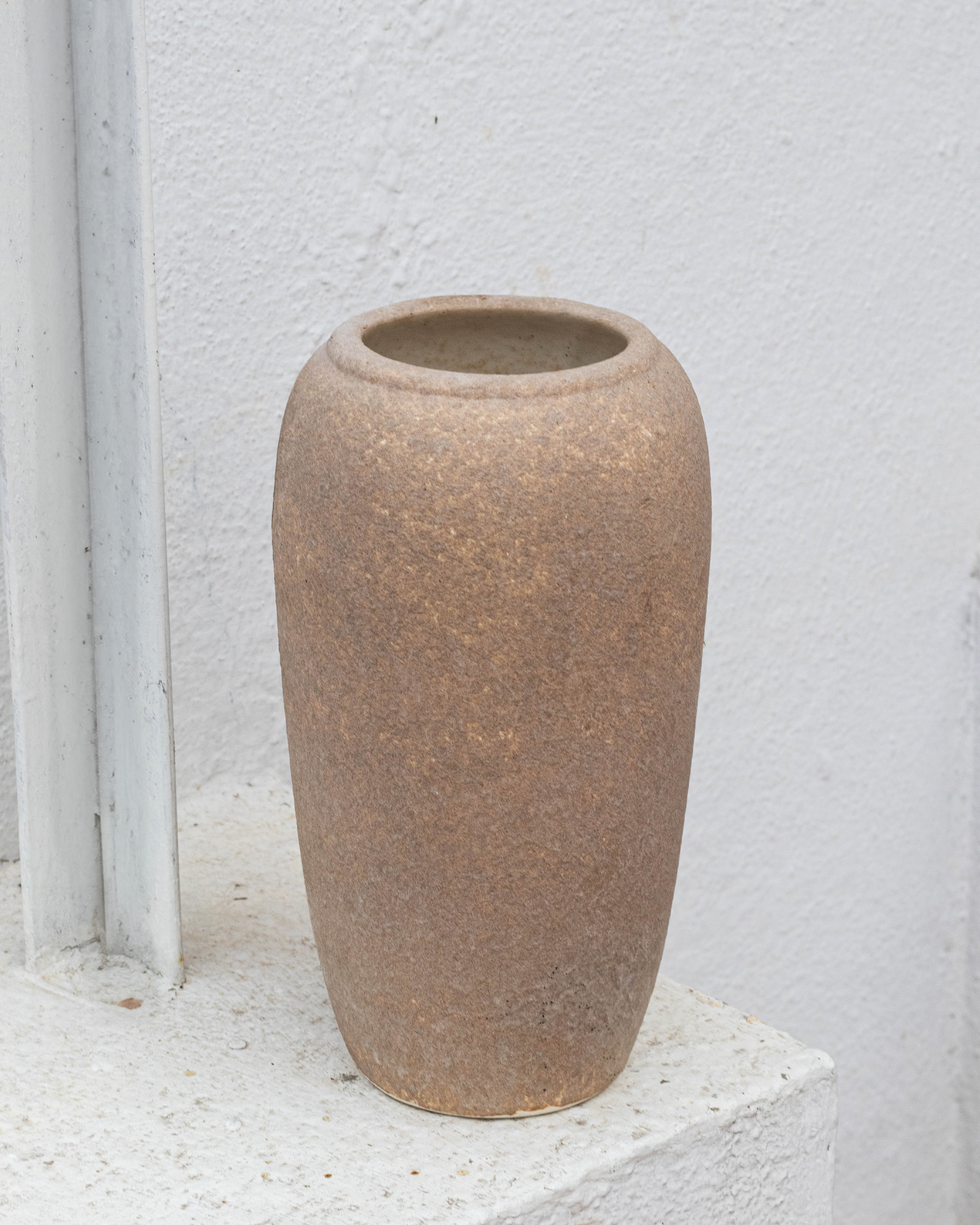 Vase classique intemporel de couleur beige