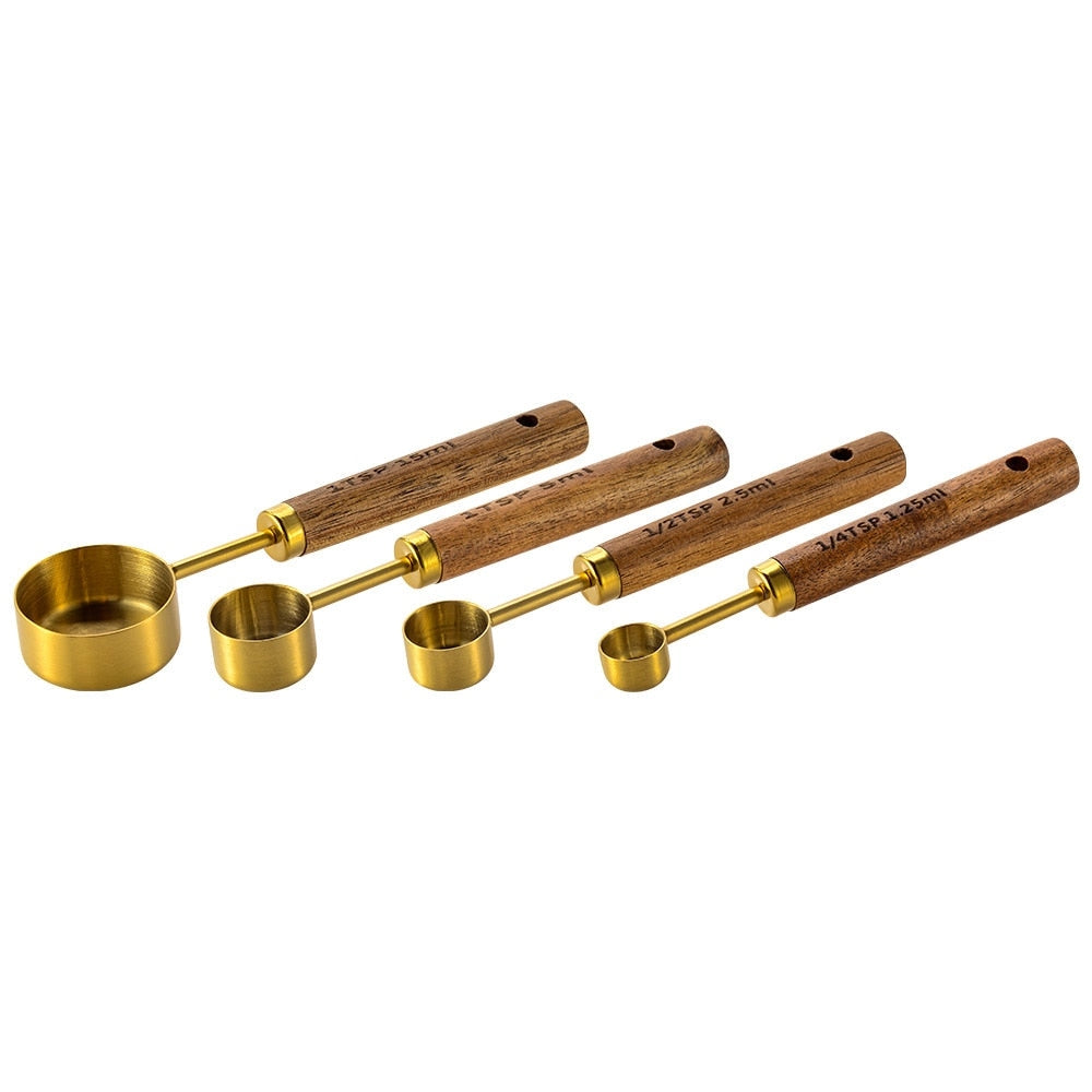 Goldene Messbecher aus Messing - Luxuriöses Holzgriff-Set für Gourmet-Backen