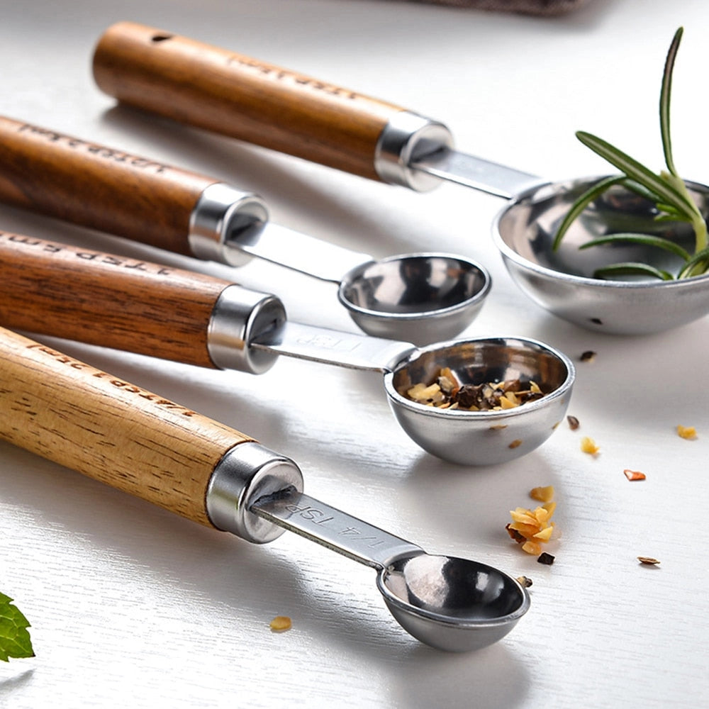 Goldene Messbecher aus Messing - Luxuriöses Holzgriff-Set für Gourmet-Backen