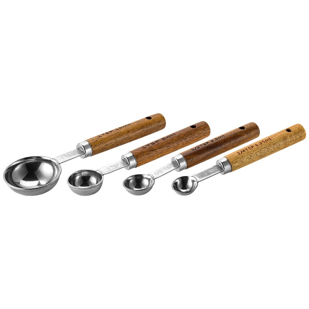 Goldene Messbecher aus Messing - Luxuriöses Holzgriff-Set für Gourmet-Backen