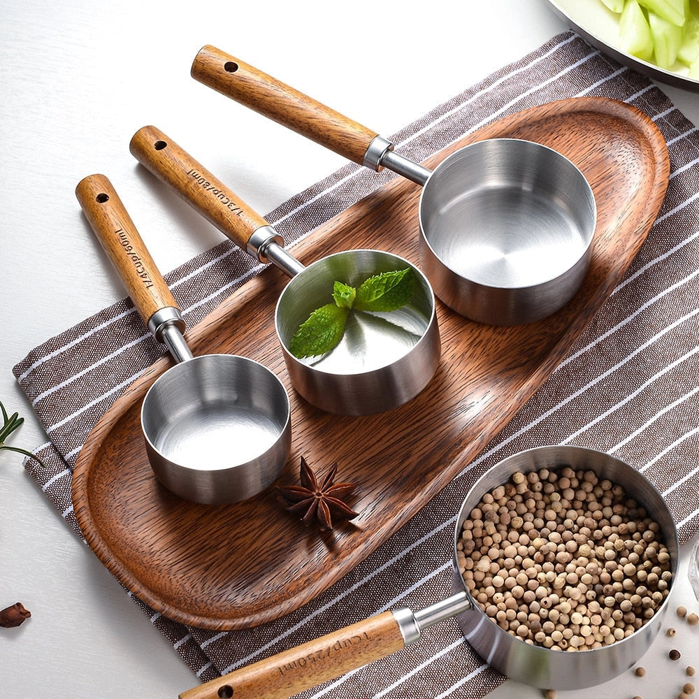 Goldene Messbecher aus Messing - Luxuriöses Holzgriff-Set für Gourmet-Backen