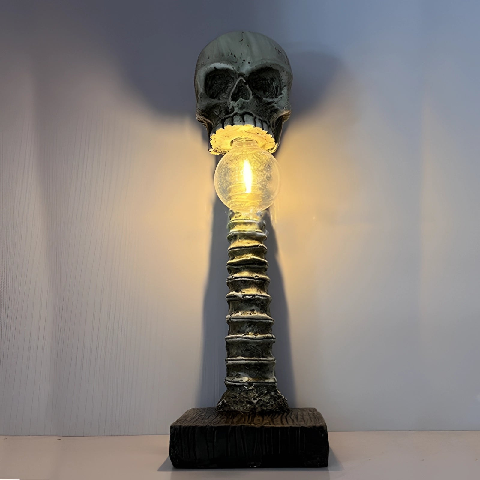 Gothic Skull Light: Lampa s kosterní páteří pro děsivou domácí dekoraci