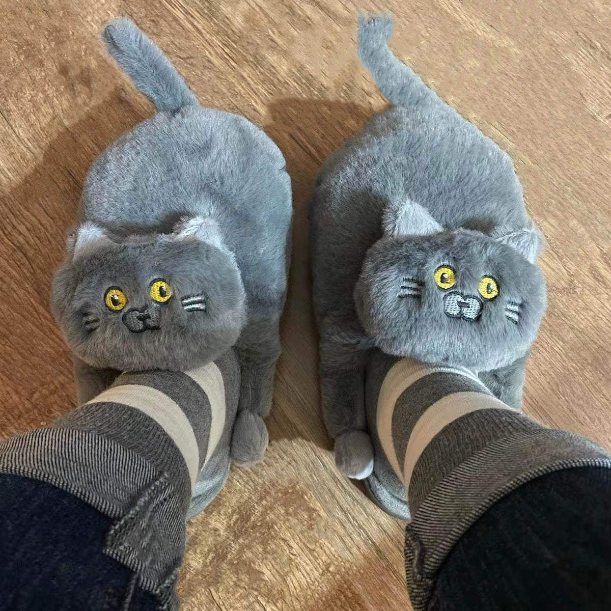 Pantuflas de gato con abrazo de peluche