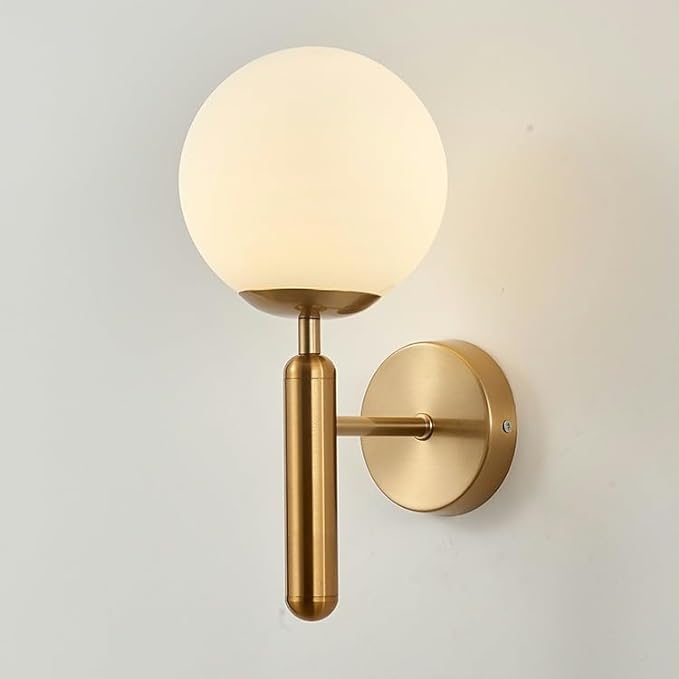 Applique murale LED verticale en forme de boule de verre laiteux avec luminaire en laiton brossé dans un style moderne du milieu du siècle