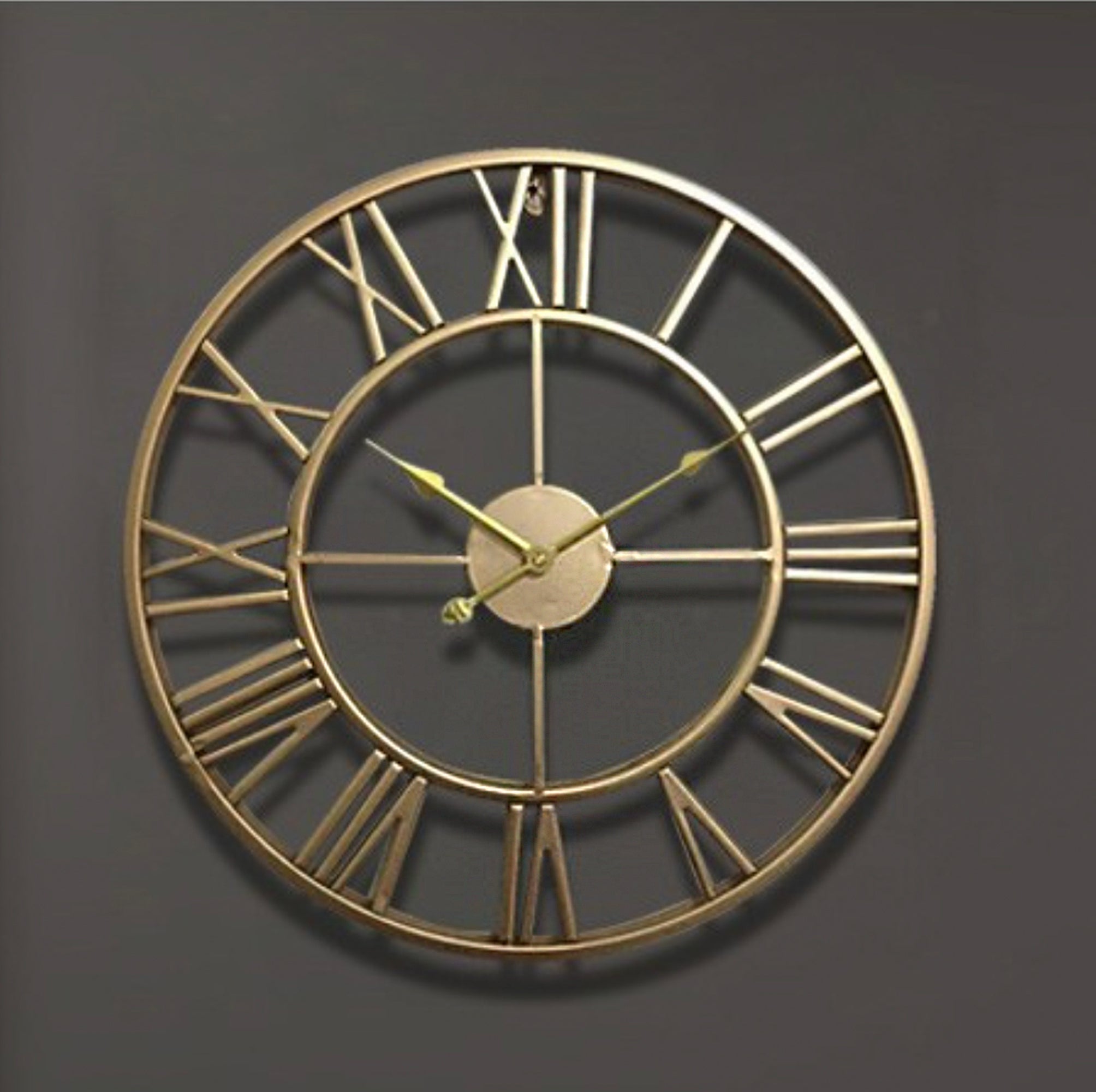 Reloj de pared con esqueleto dorado o de bronce