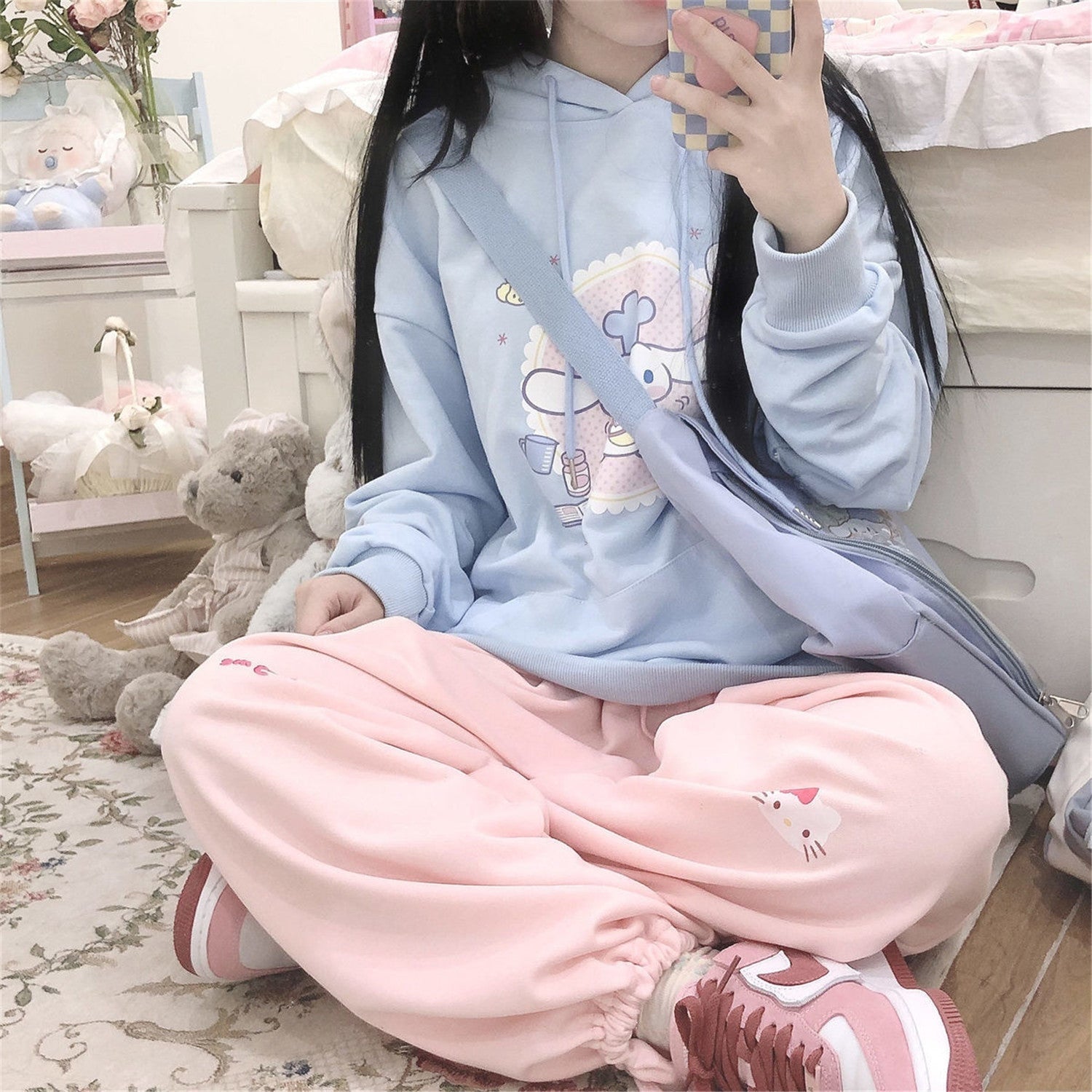 Kapuzenpullover mit Cinnamoroll-Kuchen