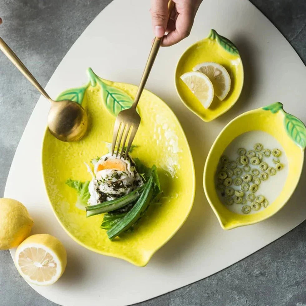 Ensemble de vaisselle coloré en forme d'assiette et de bol en forme de citron