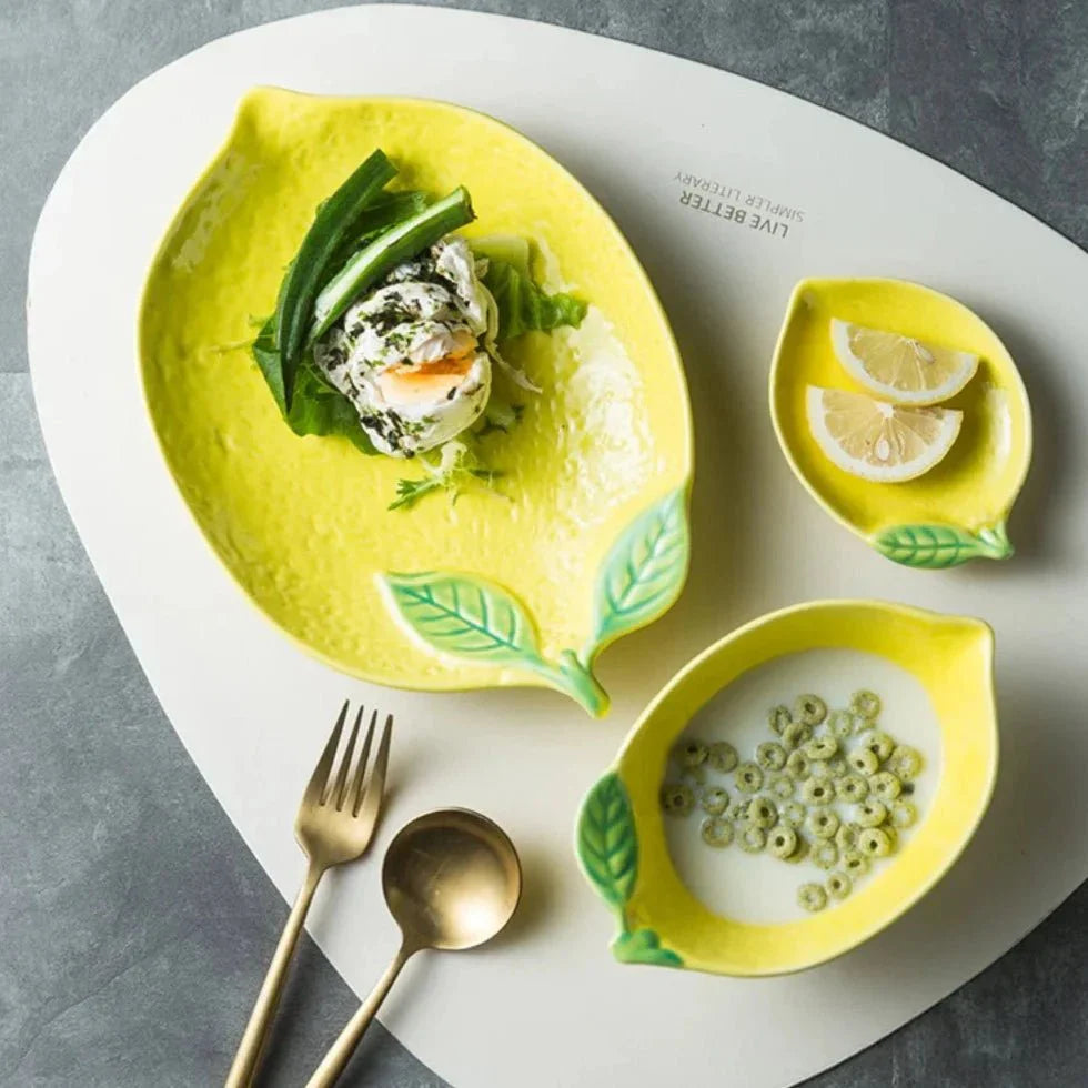 Ensemble de vaisselle coloré en forme d'assiette et de bol en forme de citron