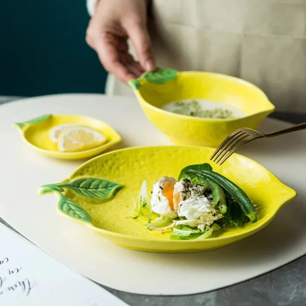 Ensemble de vaisselle coloré en forme d'assiette et de bol en forme de citron