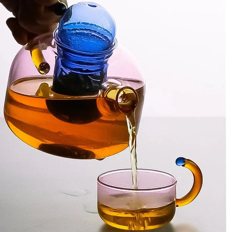 Ensemble bouilloire et tasse translucides de couleur contrastante