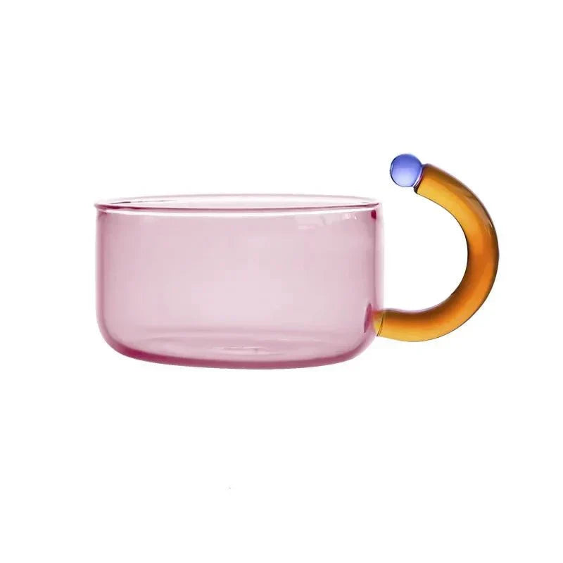 Ensemble bouilloire et tasse translucides de couleur contrastante