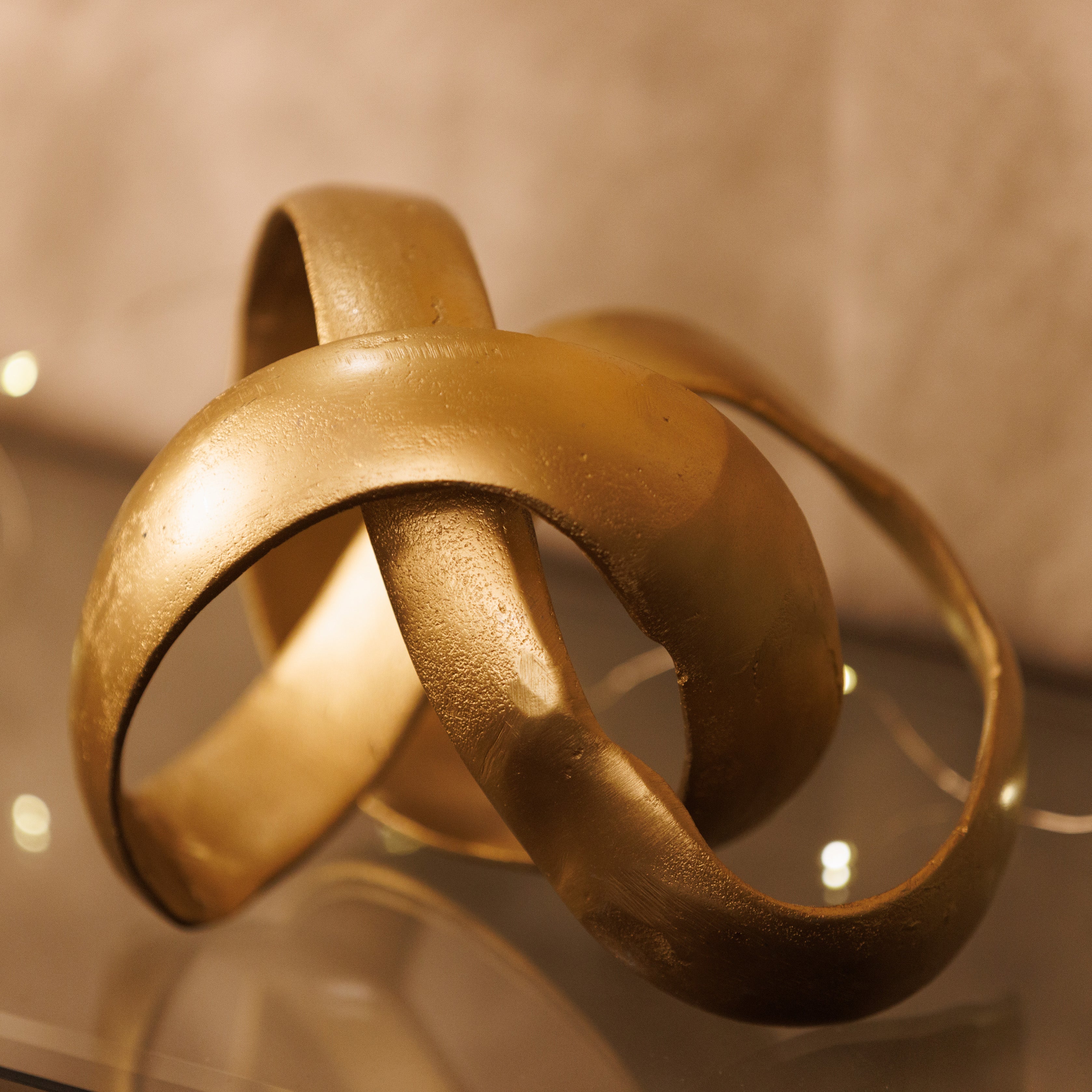 Taavita - Elegant Decorative Sculpture in Knot Design Made of Gold