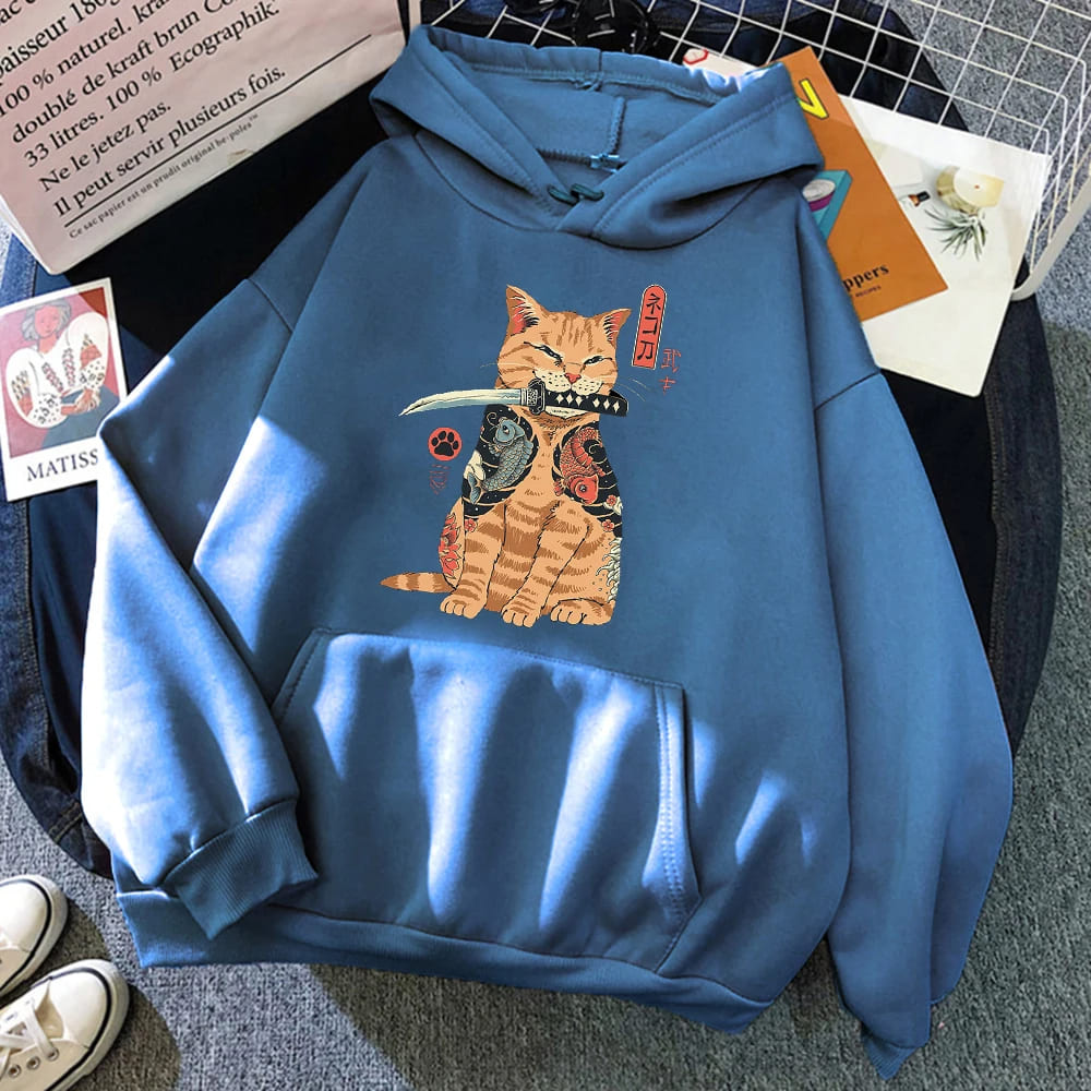 Orangefarbener Samurai-Katzen-Kapuzenpullover mit Katana-Motiv