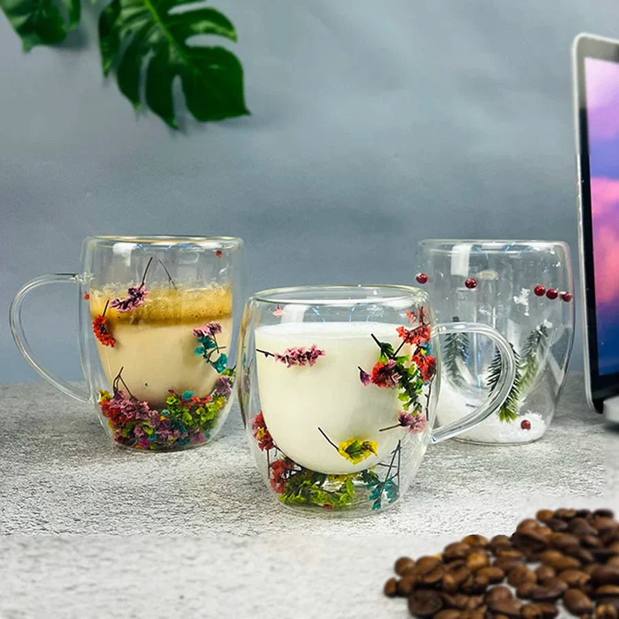 Tasses à café en verre floral isolées à double paroi