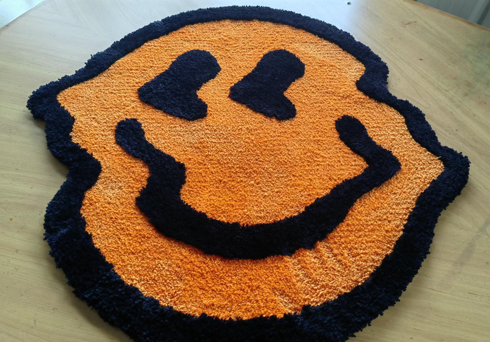 Alfombra mullida con cara sonriente derretida