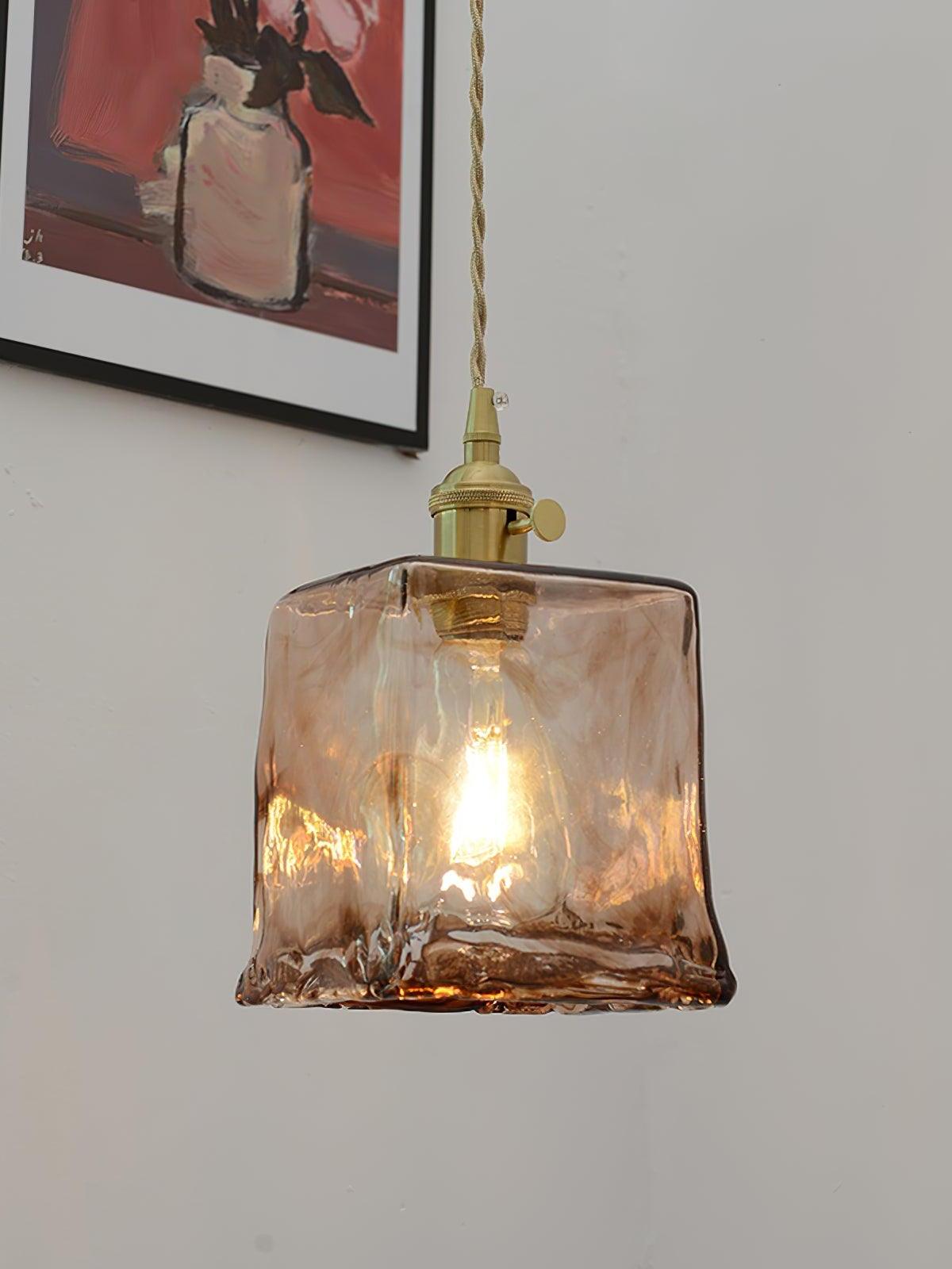 Hanglamp van messing en amberglas