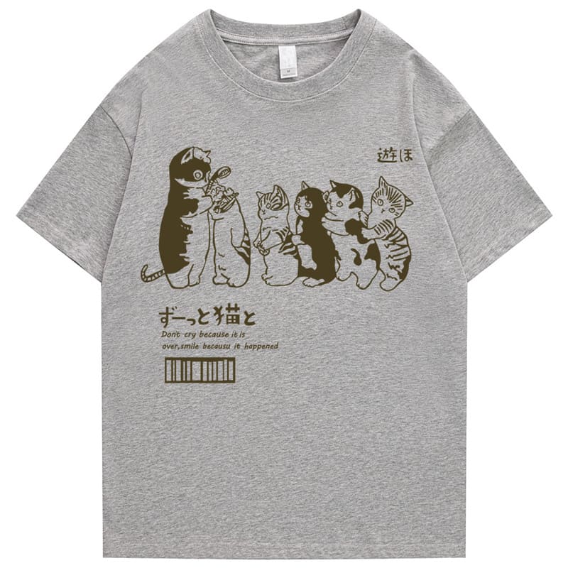 Camiseta con dibujos animados de gatos japoneses haciendo cola para ducharse