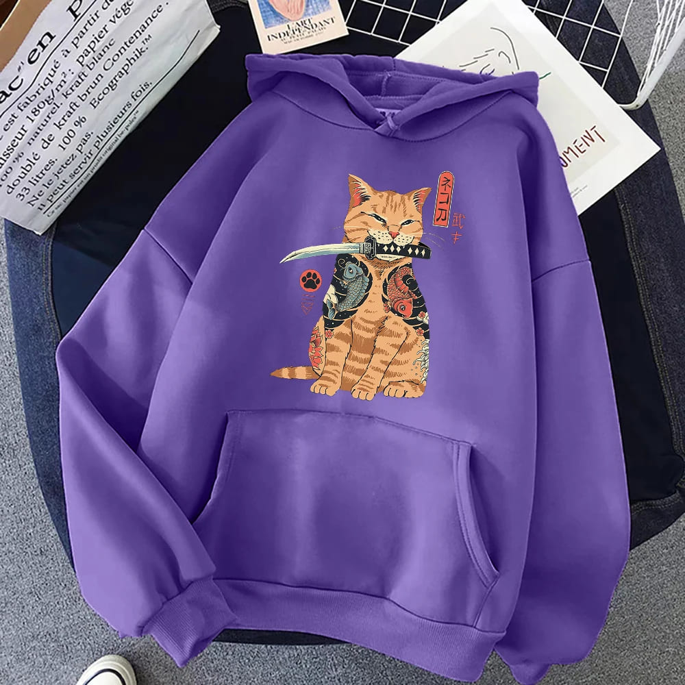 Orangefarbener Samurai-Katzen-Kapuzenpullover mit Katana-Motiv