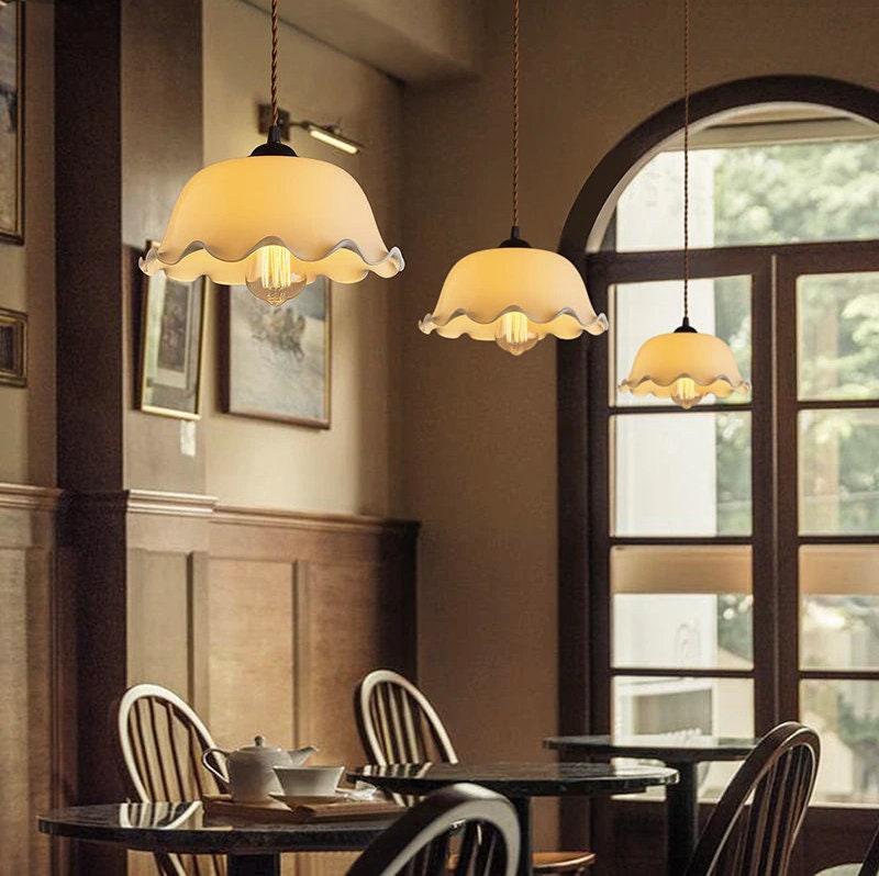 Opalin glas pendellampa med näsduksskärm i fransk vintage-stil - Lampa ingår