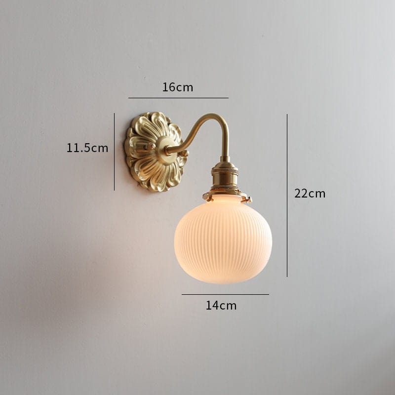 Geribbelde keramische bolvormige wandlamp met geborsteld messing gesneden bloemlamparmatuur - Inclusief lamp