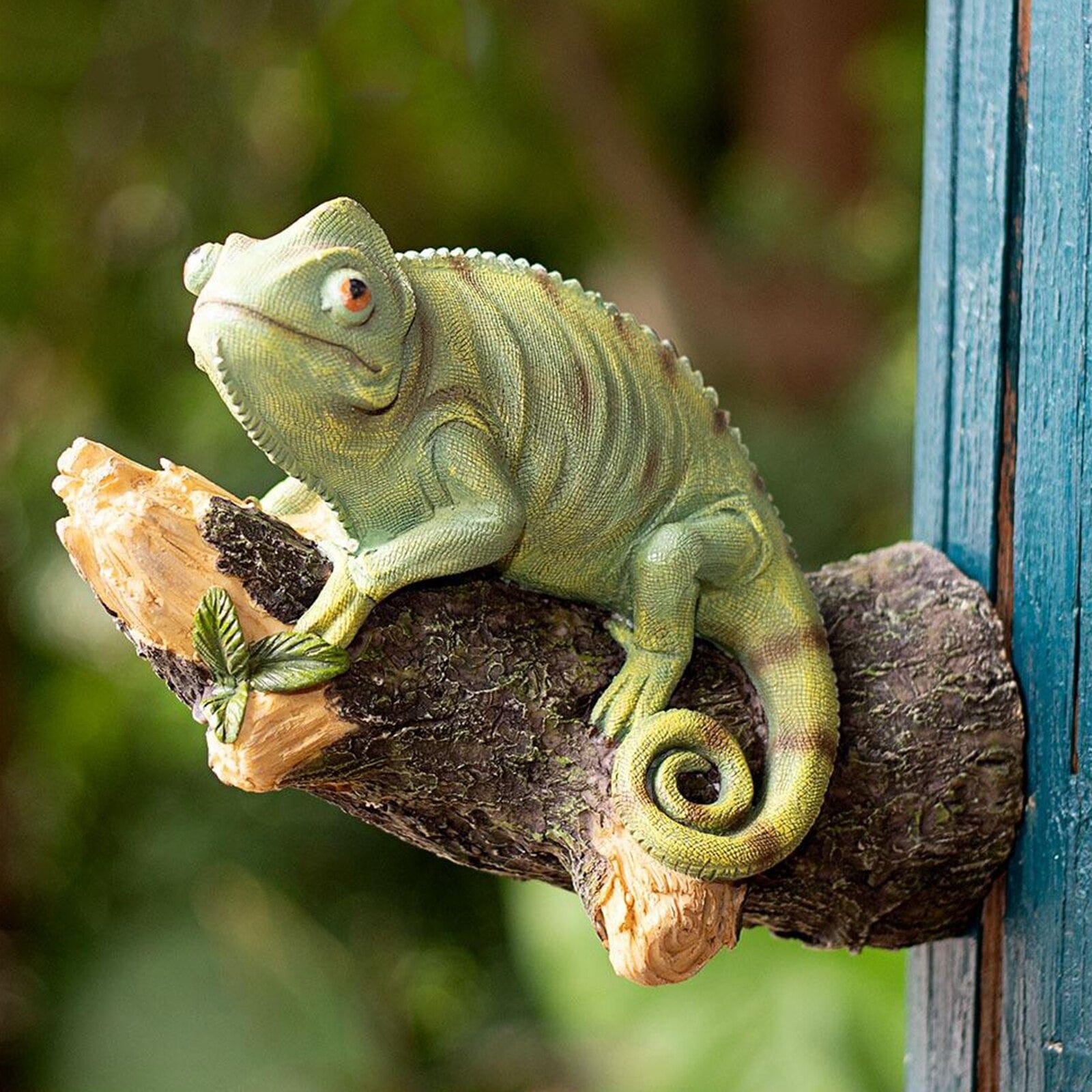 Figurka chameleona z pryskyřice na stromě