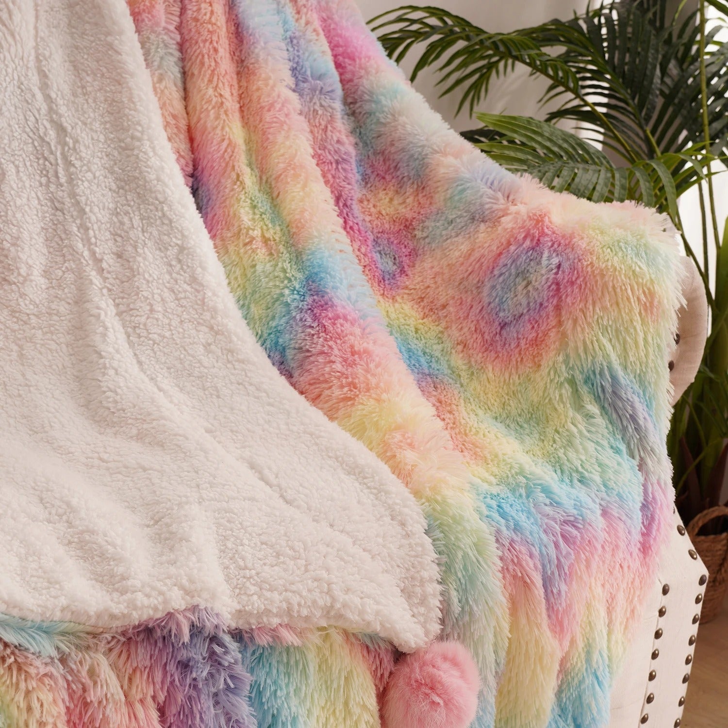 Rainbow Fluffy Plush Blanket - Fargerik komfort for alle aldre!