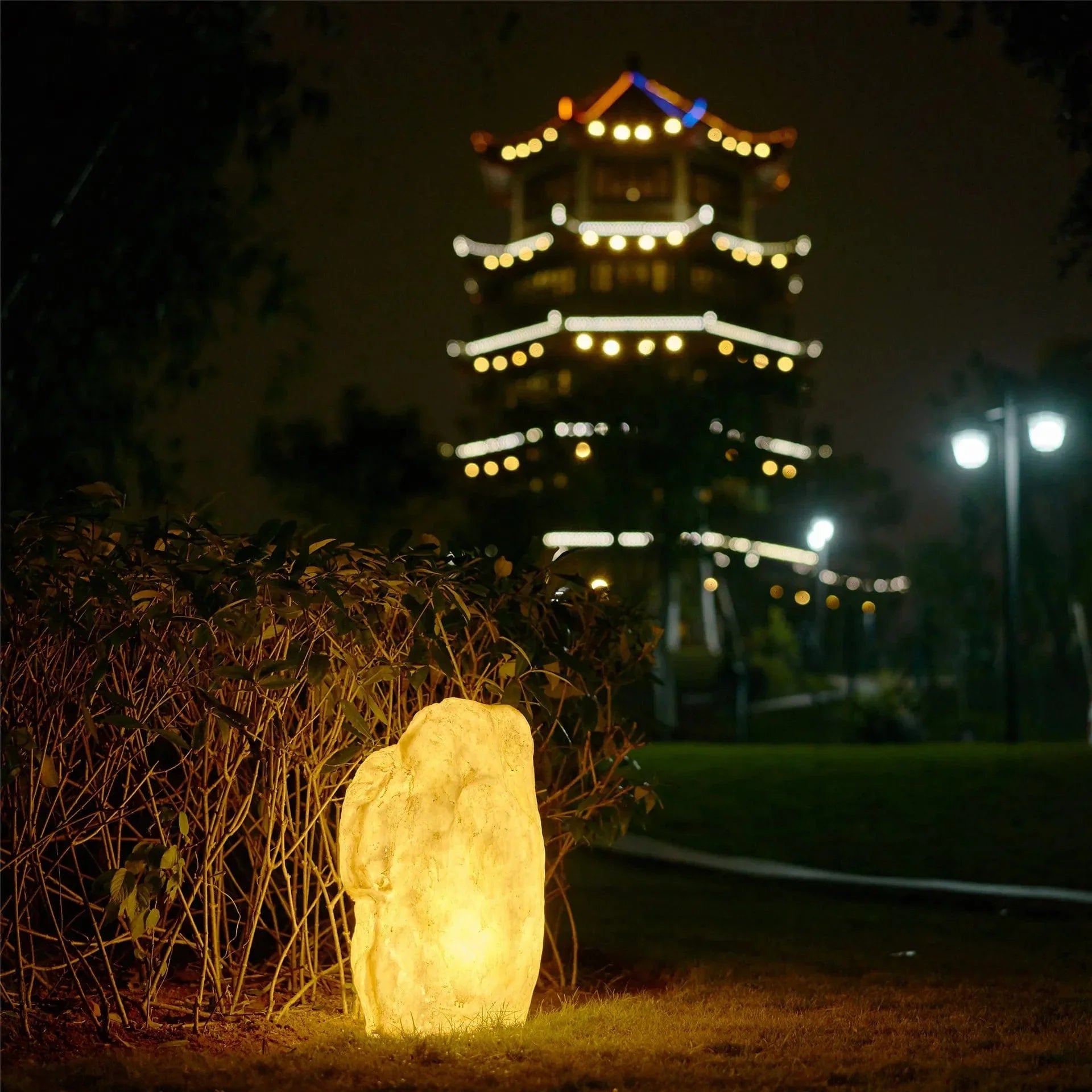 Živá kamenná venkovní lampa