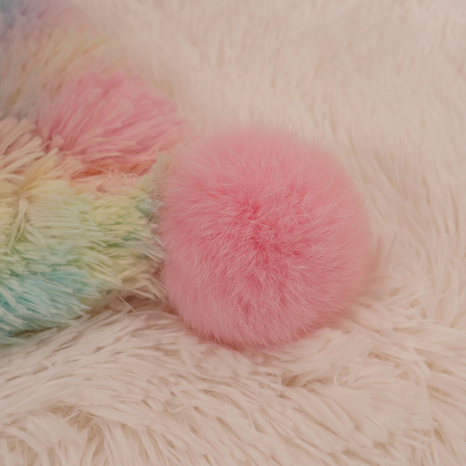 Rainbow Fluffy Plush Blanket - Fargerik komfort for alle aldre!