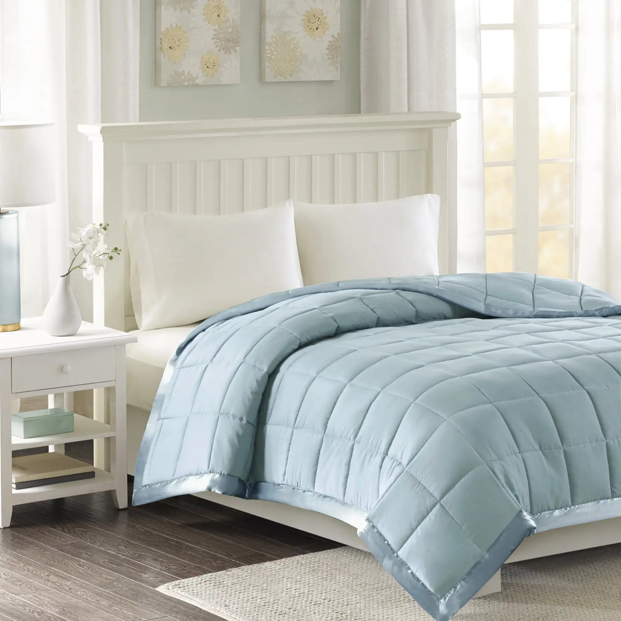 Sprei in Prospect Blue – lichtgewicht donsalternatief met satijnen rand