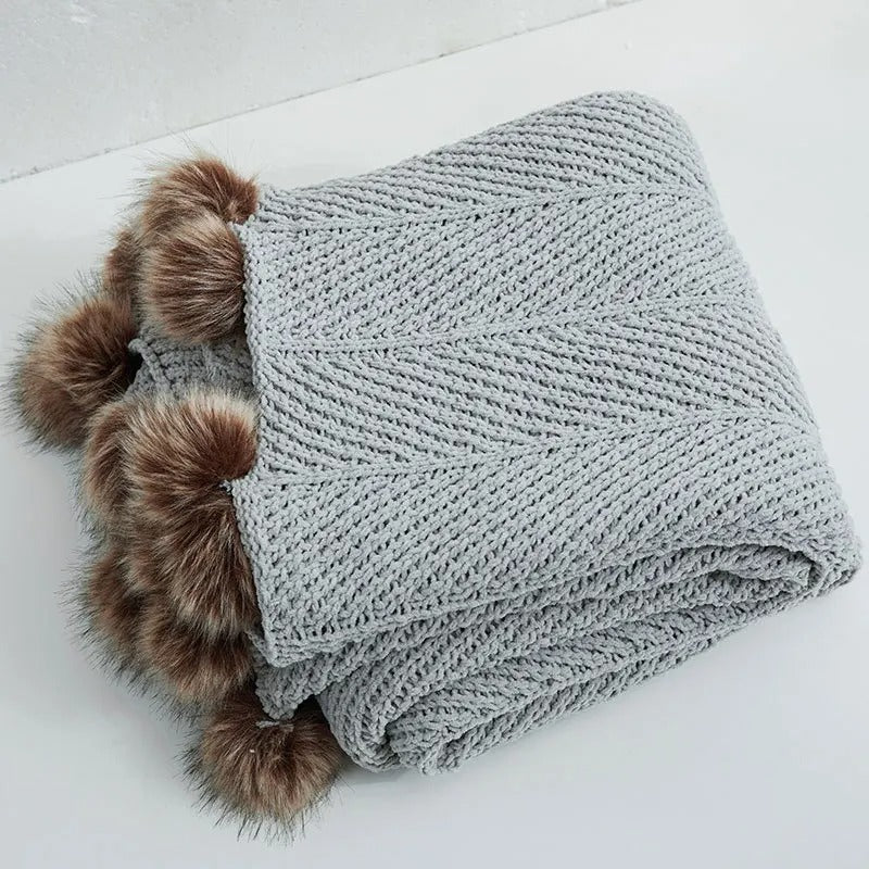 Chunky strikket Chenille-teppe med søte Pom Poms