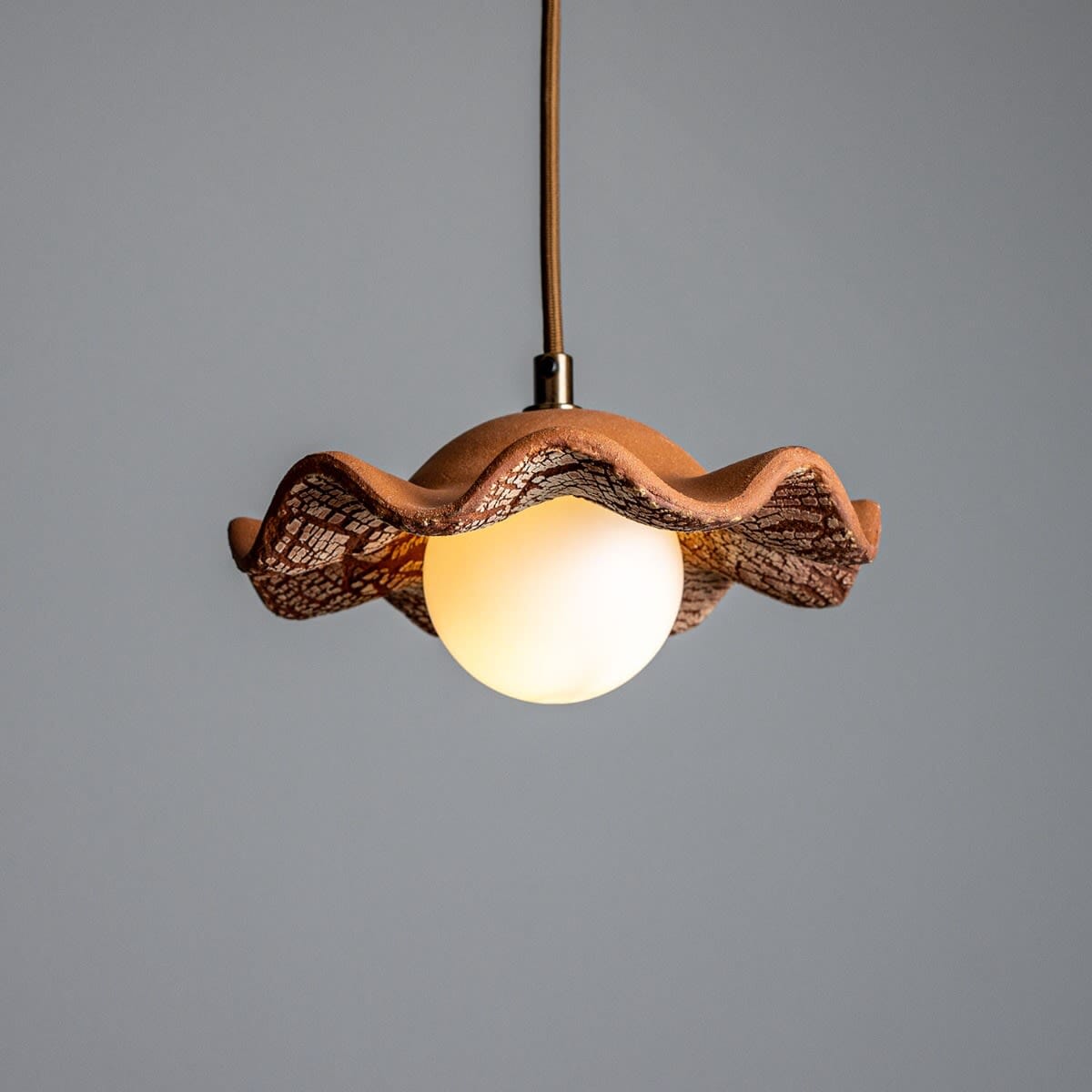 Rivale Hanglamp met Golvende Keramische Schaduw, Rood Ijzer