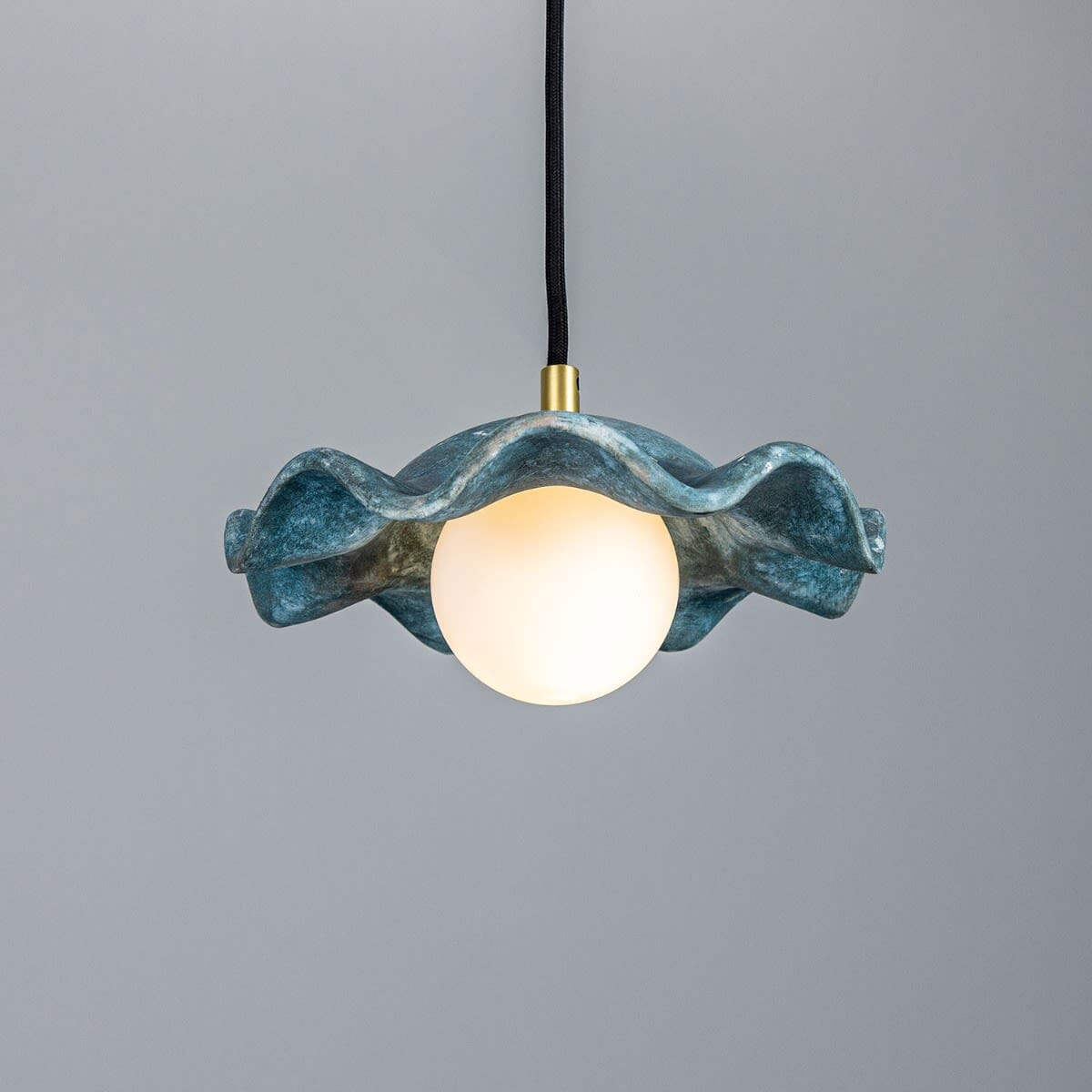 Lampadario Rivale con paralume in ceramica ondulata, Terra Blu