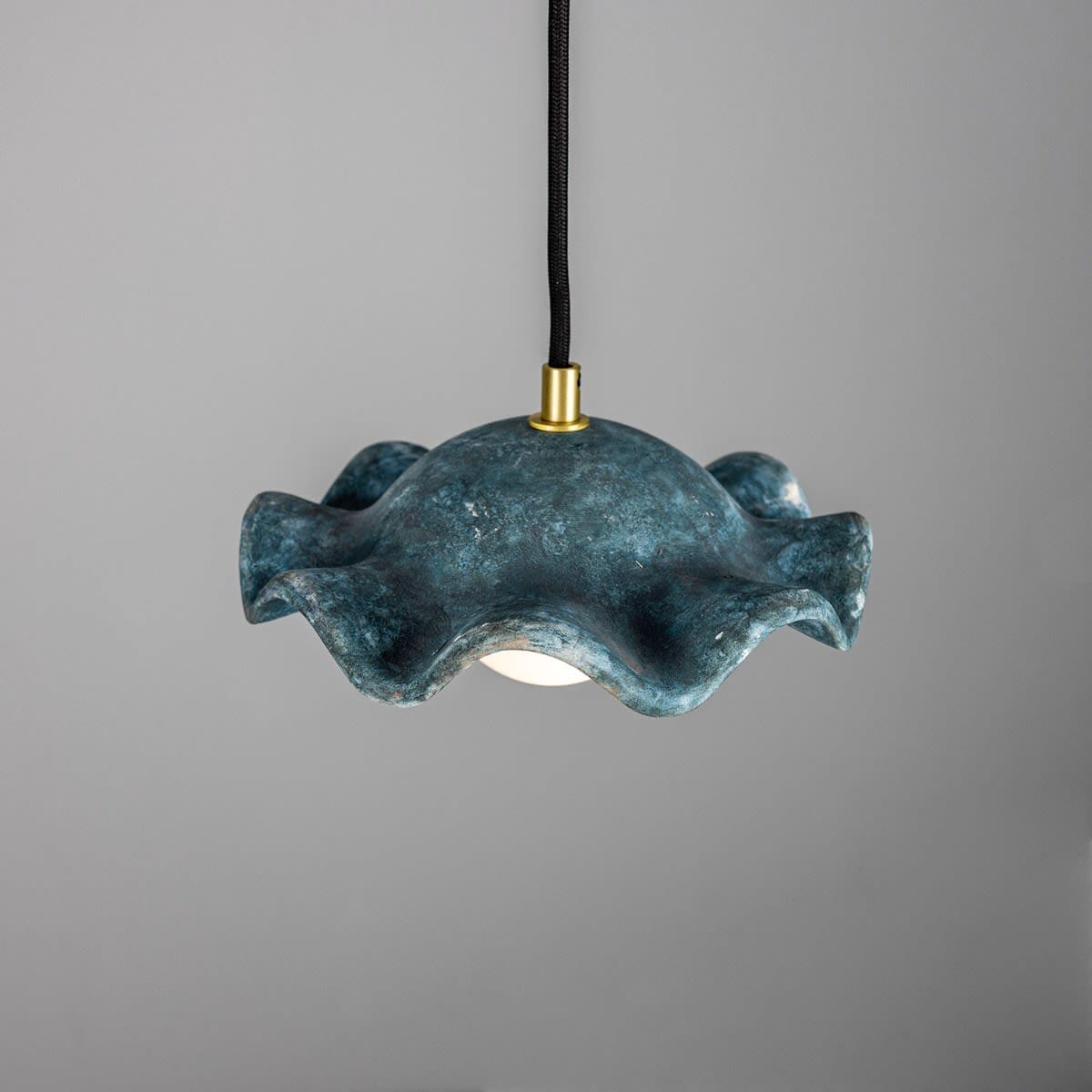 Lampadario Rivale con paralume in ceramica ondulata, Terra Blu