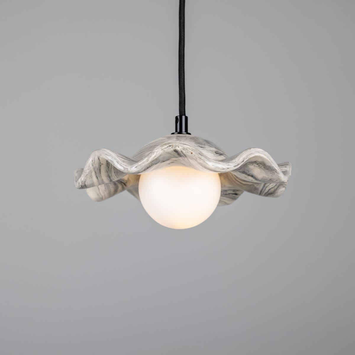 Rivale Hanglamp met Golvende Marmeren Keramische Schaduw