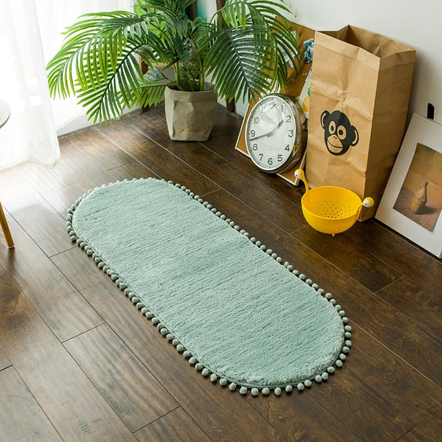 Tapis ovale antidérapant avec pompons