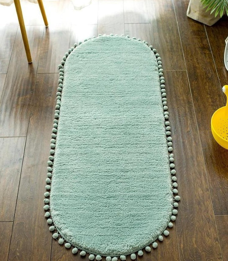 Tapis ovale antidérapant avec pompons