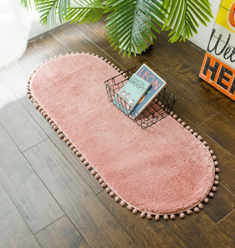 Tapis ovale antidérapant avec pompons