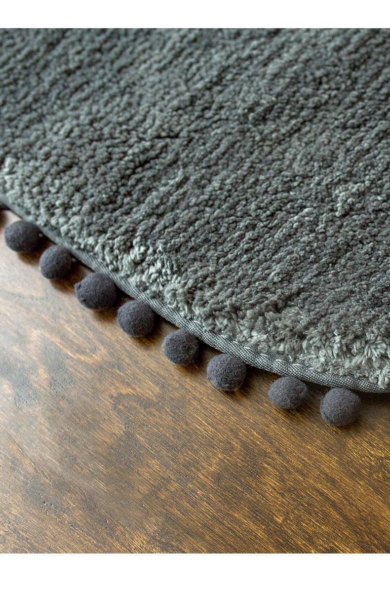 Tapis ovale antidérapant avec pompons