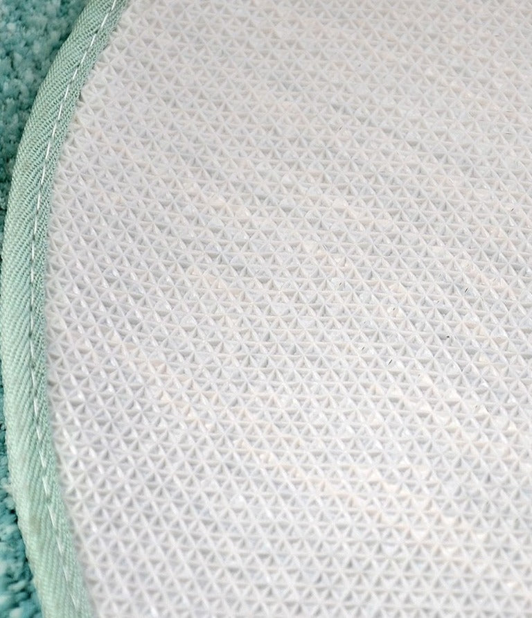 Tapis ovale antidérapant avec pompons