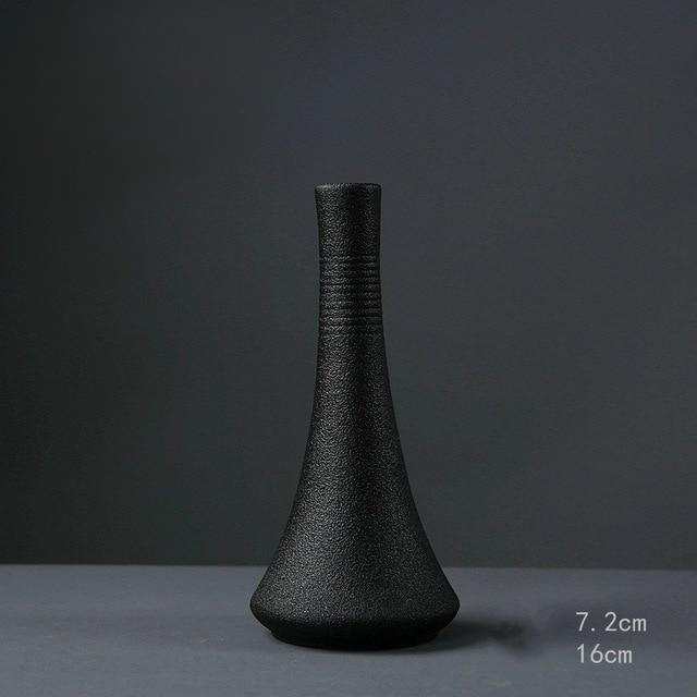 Vases en céramique texturés noirs comme la nuit