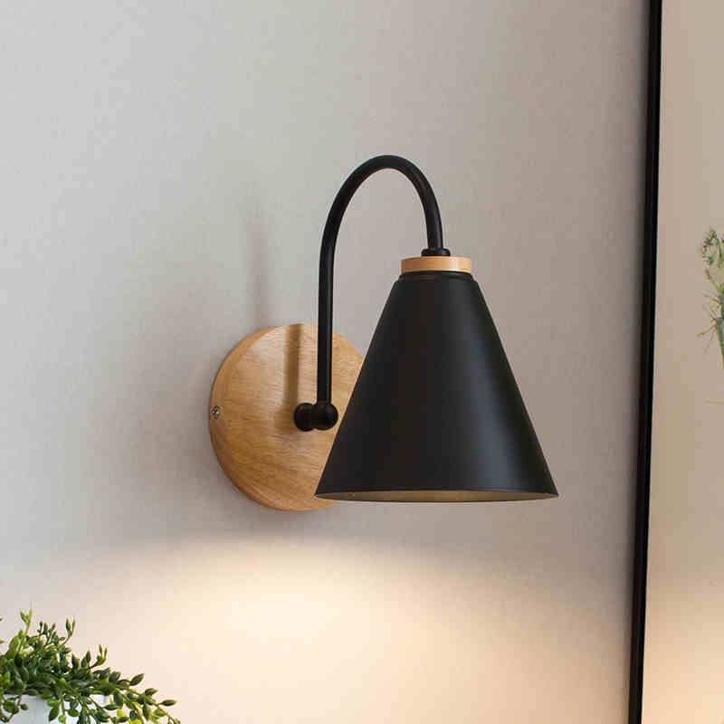 Elegant Kurve Tre & Metall Vegglampe