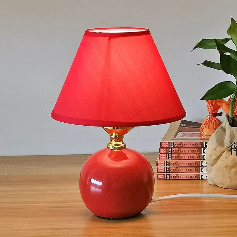 Mała elegancka ceramiczna lampa stołowa