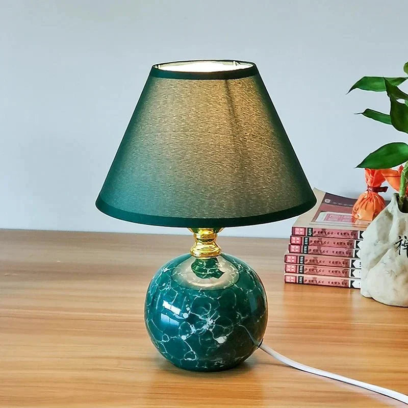 Mała elegancka ceramiczna lampa stołowa