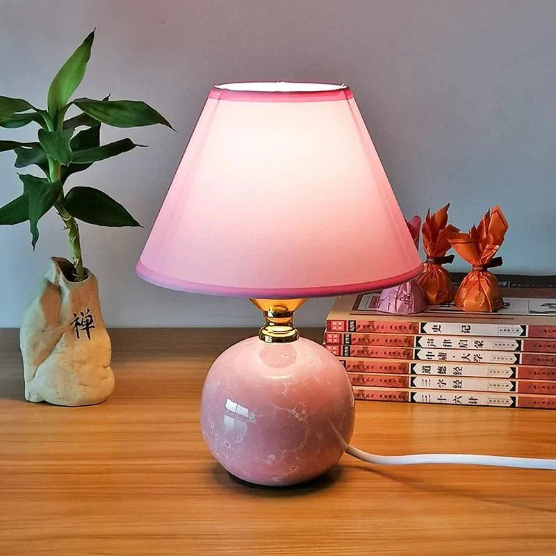 Mała elegancka ceramiczna lampa stołowa